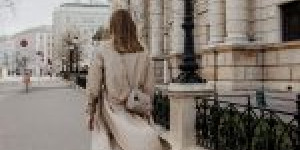 Beitragsbild des Blogbeitrags Spring Outfit mit Trenchcoat, Longbluse und Chanel inspired Ballerina