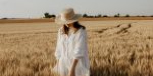 Beitragsbild des Blogbeitrags Sommerliches Outfit in mitten eines Kornfeldes