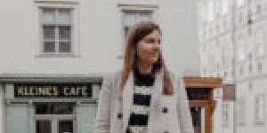 Beitragsbild des Blogbeitrags Winter Outfit beim kleinen Café: Sparziergang durch den ersten Bezirk in Wien