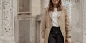 Beitragsbild des Blogbeitrags Spring Outfit mit Trenchcoat schwarzer Jeans und Sezane Bluse