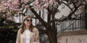 Beitragsbild des Blogbeitrags Spring Outfit mit Trenchcoat vor dem schönsten Magnolienbaum in Wien 