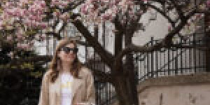 Beitragsbild des Blogbeitrags Spring Outfit mit Trenchcoat vor dem schönsten Magnolienbaum in Wien