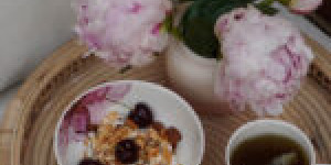 Beitragsbild des Blogbeitrags gesundes Frühstück mit Kokos-Joghurt, Müsli und Kirschen 