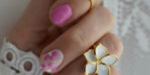 Beitragsbild des Blogbeitrags alessandro striplac: pink floral nails mit der Farbe Strawberry Sky 