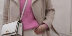 Beitragsbild des Blogbeitrags Winter Outfit in Beige & Pink: Flared Jeans kombiniert mit einem rosafarbenen Sweater 