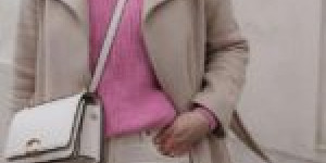 Beitragsbild des Blogbeitrags Winter Outfit in Beige & Pink: Flared Jeans kombiniert mit einem rosafarbenen Sweater