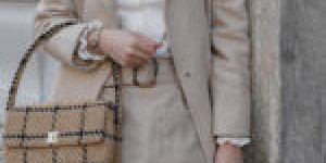 Beitragsbild des Blogbeitrags Beige Winter Outfit mit Sezane Rock und weißer Bluse 