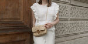 Beitragsbild des Blogbeitrags Sommer Outfit in Weiß mit Plisseehose und Vanessa Bruno Bag