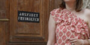 Beitragsbild des Blogbeitrags Sommer Outfit: One Shoulder Top kombiniert mit einer Leinen Shorts