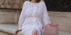 Beitragsbild des Blogbeitrags Sommer Outfit: Mango Midikleid aus Musselin kombiniert mit rosa Zoe Lu Bag und Sandalen 