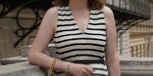 Beitragsbild des Blogbeitrags Sommer Outfit: Schwarz gestreiftes Maxi Kleid und Zoe Lu Mini Me Bag 