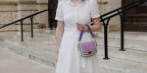 Beitragsbild des Blogbeitrags Sommer Outfit: Weißes Sommerkleid kombiniert mit lila Zoe Lu Mini Me Bag 