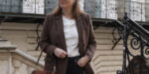 Beitragsbild des Blogbeitrags Herbst Outfit: Sezane Blazer, weiße Bluse, Jeans und Zoe Lu Big Best Buddy