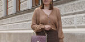 Beitragsbild des Blogbeitrags Herbst Outfit: Sezane Sweater und karierter Minirock