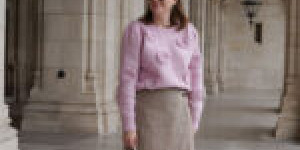 Beitragsbild des Blogbeitrags Herbst Outfit: pinkfarbener Sweater und Minirock in Beige