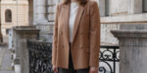 Beitragsbild des Blogbeitrags Herbst Outfit: Sezane Blazer kombiniert mit einer skinny jeans und Zoe Lu Big Best Buddy 