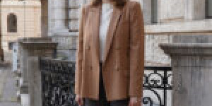 Beitragsbild des Blogbeitrags Herbst Outfit: Sezane Blazer kombiniert mit einer skinny jeans und Zoe Lu Big Best Buddy