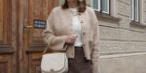 Beitragsbild des Blogbeitrags Herbst Outfit: Sezane Cardigan, checked Minirock und Stiefeletten