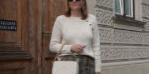 Beitragsbild des Blogbeitrags Herbst Outfit: Sezane Sweater Beige und Minirock