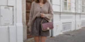 Beitragsbild des Blogbeitrags Herbst Outfit: Sezane Cardigan with shorts and boots 