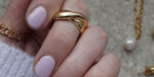Beitragsbild des Blogbeitrags nail trends 2024: Lilac nails mit alessandro striplac 