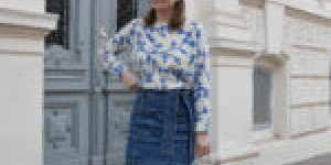 Beitragsbild des Blogbeitrags Colorful Fashion: Blue Spring Outfit from Sezane, Jeansrock mit Pulli kombiniert 