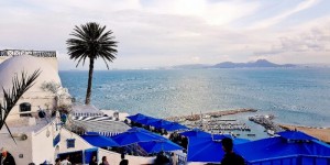 Beitragsbild des Blogbeitrags Sidi Bou Saïd in Tunesien, Ausflug ins Künstlerdorf