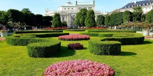 Beitragsbild des Blogbeitrags Volksgarten Wien, Rosen und Sisi verzaubern 