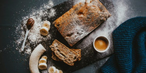Beitragsbild des Blogbeitrags Bananen-Kakao-Kuchen mit Kokosmilch