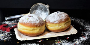 Beitragsbild des Blogbeitrags Faschingskrapfen Rezept, so flaumig!