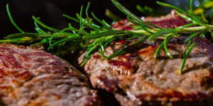 Beitragsbild des Blogbeitrags Minutensteaks gegrillt mit Kräuterpesto