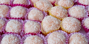 Beitragsbild des Blogbeitrags Kokosbällchen ohne backen, einfach saftig