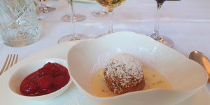Beitragsbild des Blogbeitrags Topfenknödel mit Himbeeren, flaumiges Rezept