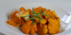 Beitragsbild des Blogbeitrags Eierschwammerl Strudel knuspriges Rezept 