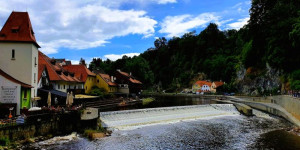 Beitragsbild des Blogbeitrags Abenteuerliche Floßfahrt in Krumau, Ausflug 