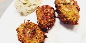 Beitragsbild des Blogbeitrags Zucchini-Tofu Nockerl mit Limetten-Kreuzkümmel-Creme – glutenfrei und vegan! (Hauptspeise für 3*)
