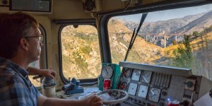 Beitragsbild des Blogbeitrags Urlaubstraum für Eisenbahner: Im Führerstand über Europas höchste Eisenbahnbrücke in Montenegro