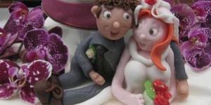 Beitragsbild des Blogbeitrags Der schönste Tag im Leben – Zuschauen beim Hochzeitstortenschmücken