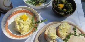Beitragsbild des Blogbeitrags Löwenzahnbutter & Röhrlsalat [©Lis] 