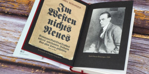 Beitragsbild des Blogbeitrags Im Westen nichts Neues • Erich Maria Remarque [© lesestunden] 