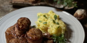 Beitragsbild des Blogbeitrags Rezept: Kalbsfiletmedaillons mit Balsamico-Steinpilze & Kartoffel-Basilikum Stampf [© Food&More] 