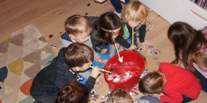 Beitragsbild des Blogbeitrags Kindergeburtstag: Es schneit IM Haus