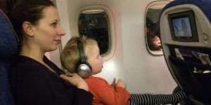 Beitragsbild des Blogbeitrags Fliegen mit Kindern – so klappts auch mit den Nerven