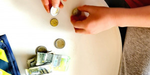 Beitragsbild des Blogbeitrags Lets Talk About Money: Spartipps für Familien