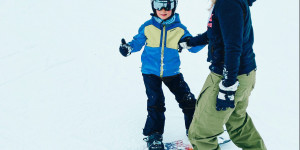 Beitragsbild des Blogbeitrags Hilfe, mein Kind will snowboarden – Experteninterview! 