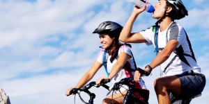 Beitragsbild des Blogbeitrags How to stay hydrated on long bike rides 
