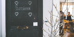 Beitragsbild des Blogbeitrags Französisch lernen: 7 Tipps, wie du deine Sprachkenntnisse (fast) kostenlos vor einer Reise aufbessern kannst