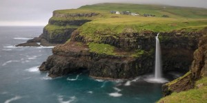Beitragsbild des Blogbeitrags Färöer-Inseln – Tag 1: Gásadalur und der Múlafossur-Wasserfall 