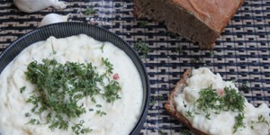 Beitragsbild des Blogbeitrags Erdäpfelkas mit Topfen-Roggenbrot 