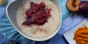 Beitragsbild des Blogbeitrags Mandelmilch-Grießbrei mit Zwetschkenröster